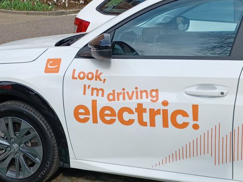 Elektrische deelauto bij de kasteelhoeve van Hoeilaart