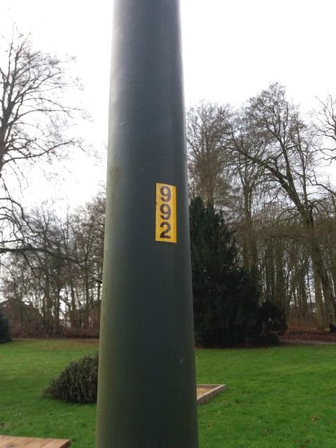 Gele sticker op verlichtingspaal